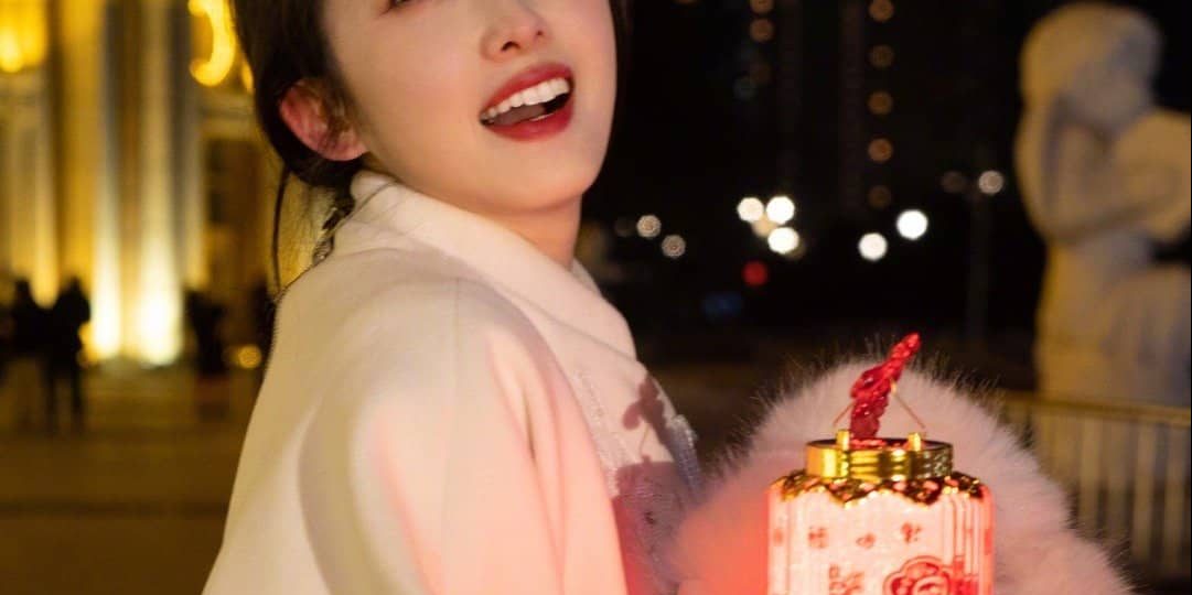 蒋梦婕龙年大吉营业美照
