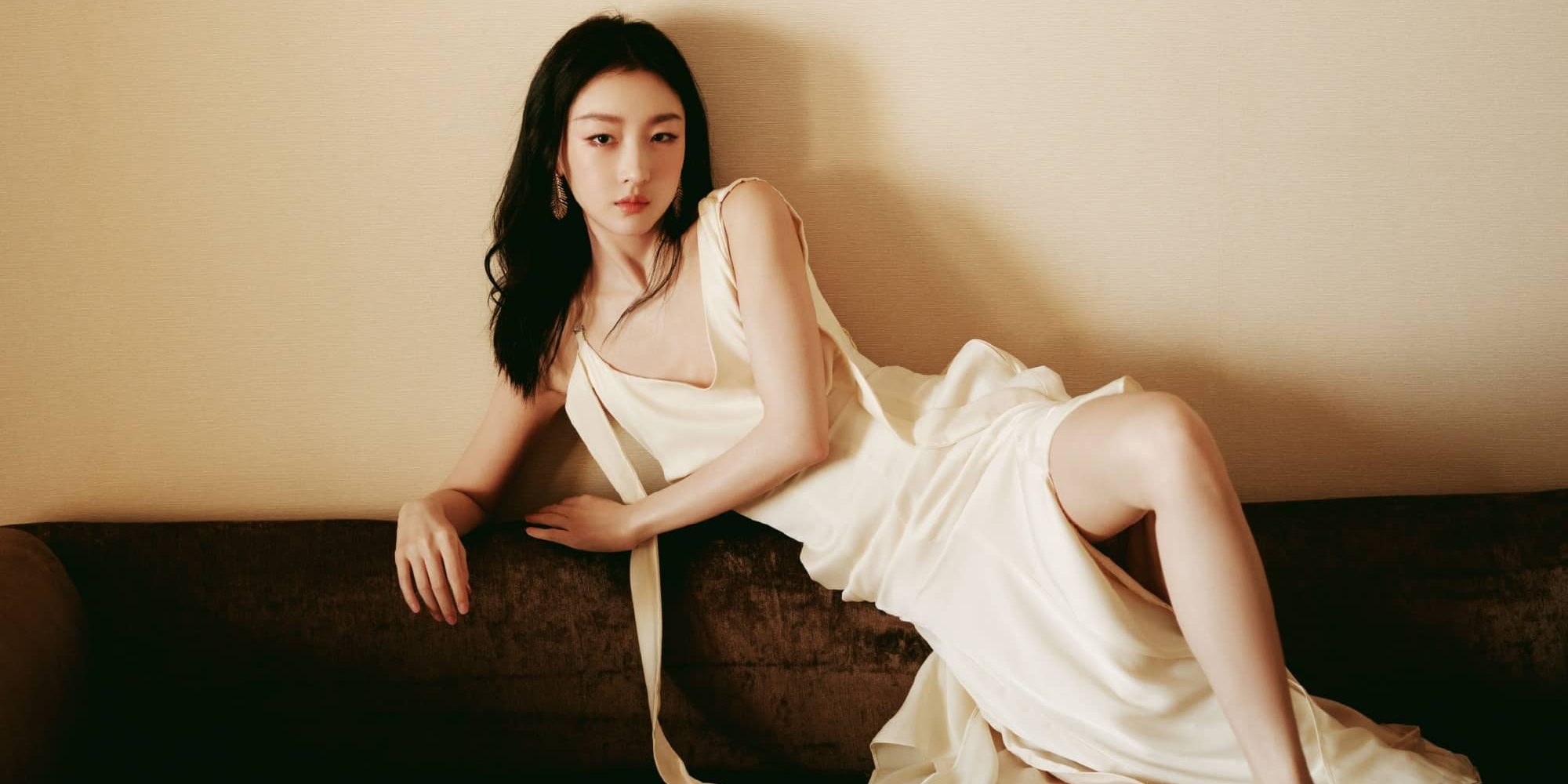 周冬雨白色长裙解锁新姿态