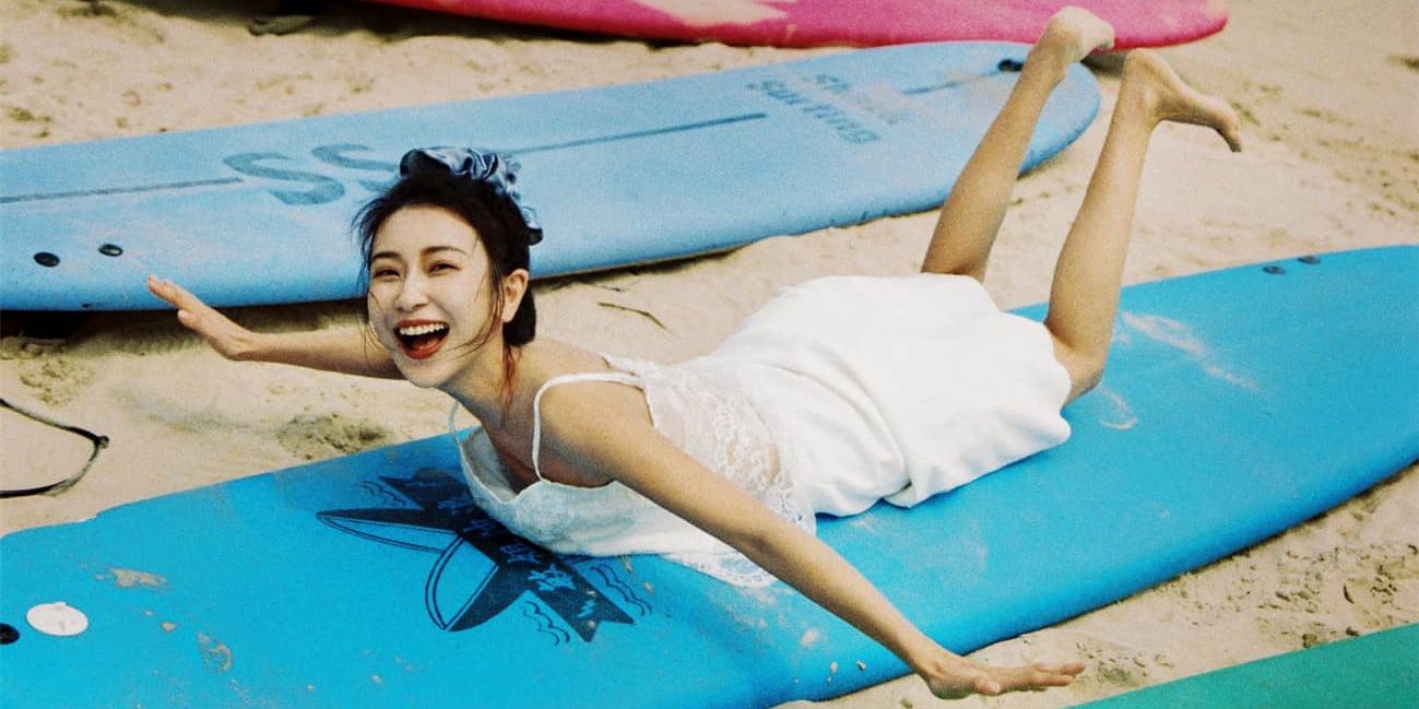 陈梦希三亚海边美拍，吊带白裙子，甜笑怡人