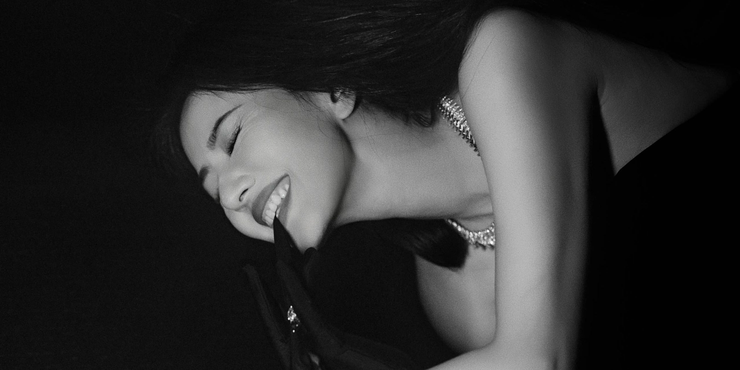 高圆圆，红唇黑裙，热烈迷人的穿搭格调