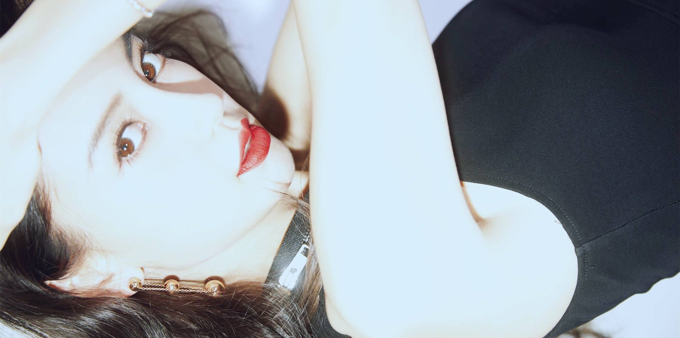 angelababy卷发红唇大片