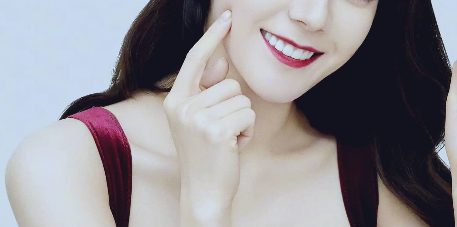 迪丽热巴建模红色吊带裙曼妙身姿