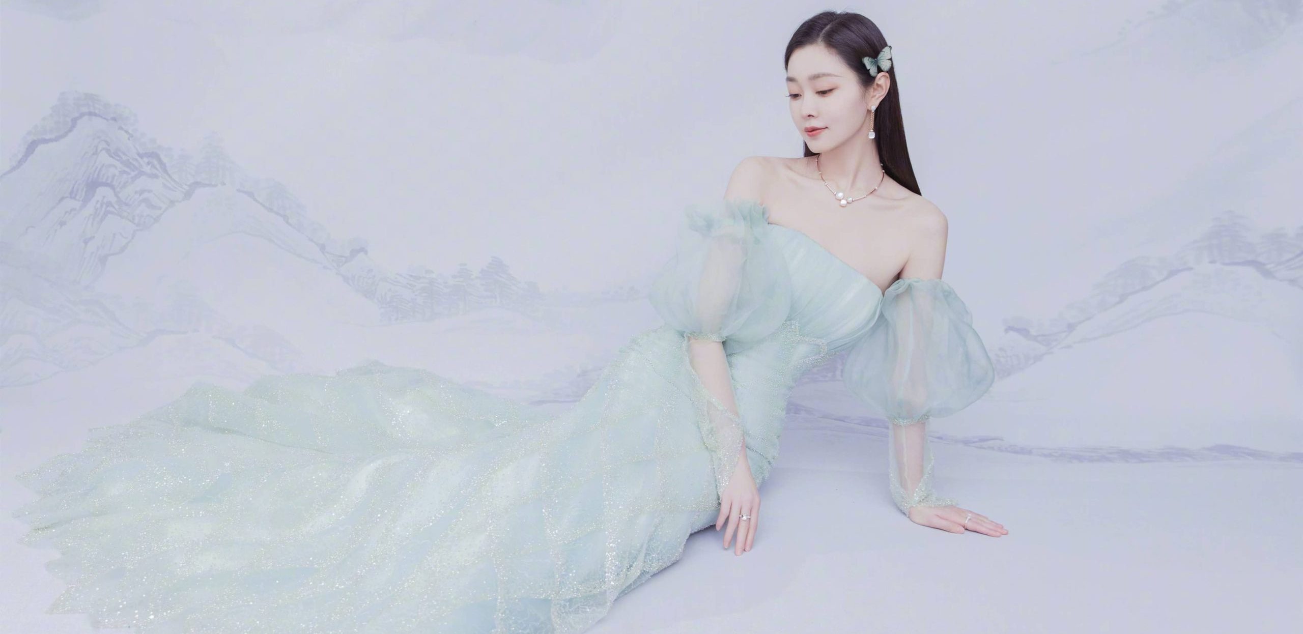 宋轶纱裙纸扇轻盈唯美