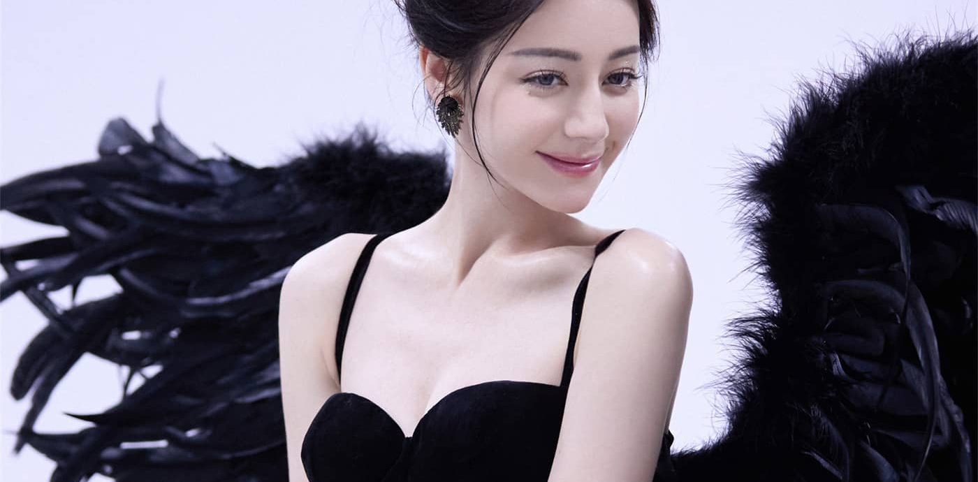 迪丽热巴，迷人的王冠黑羽女王
