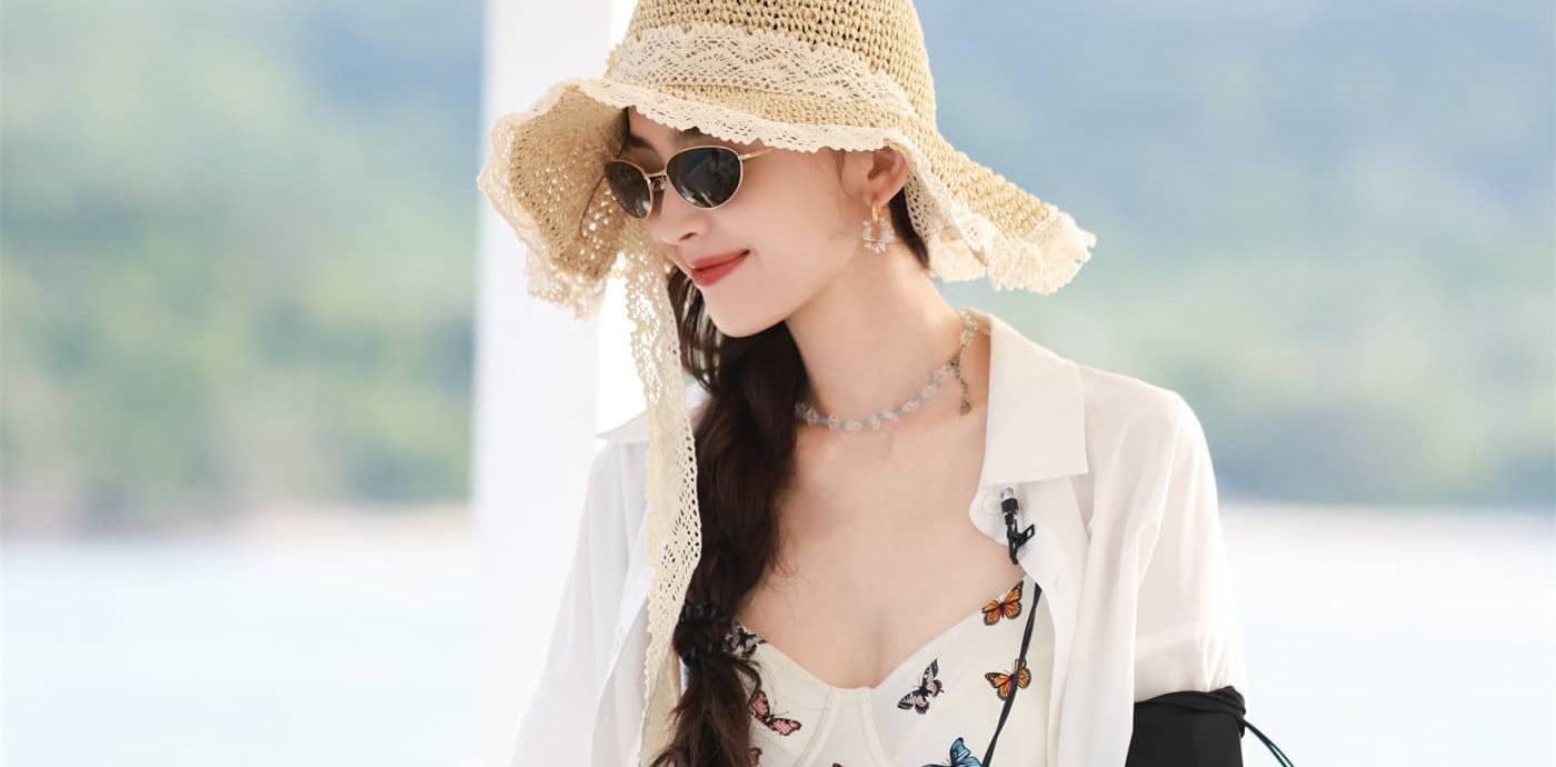 古力娜扎：纯白搭配清新甜美