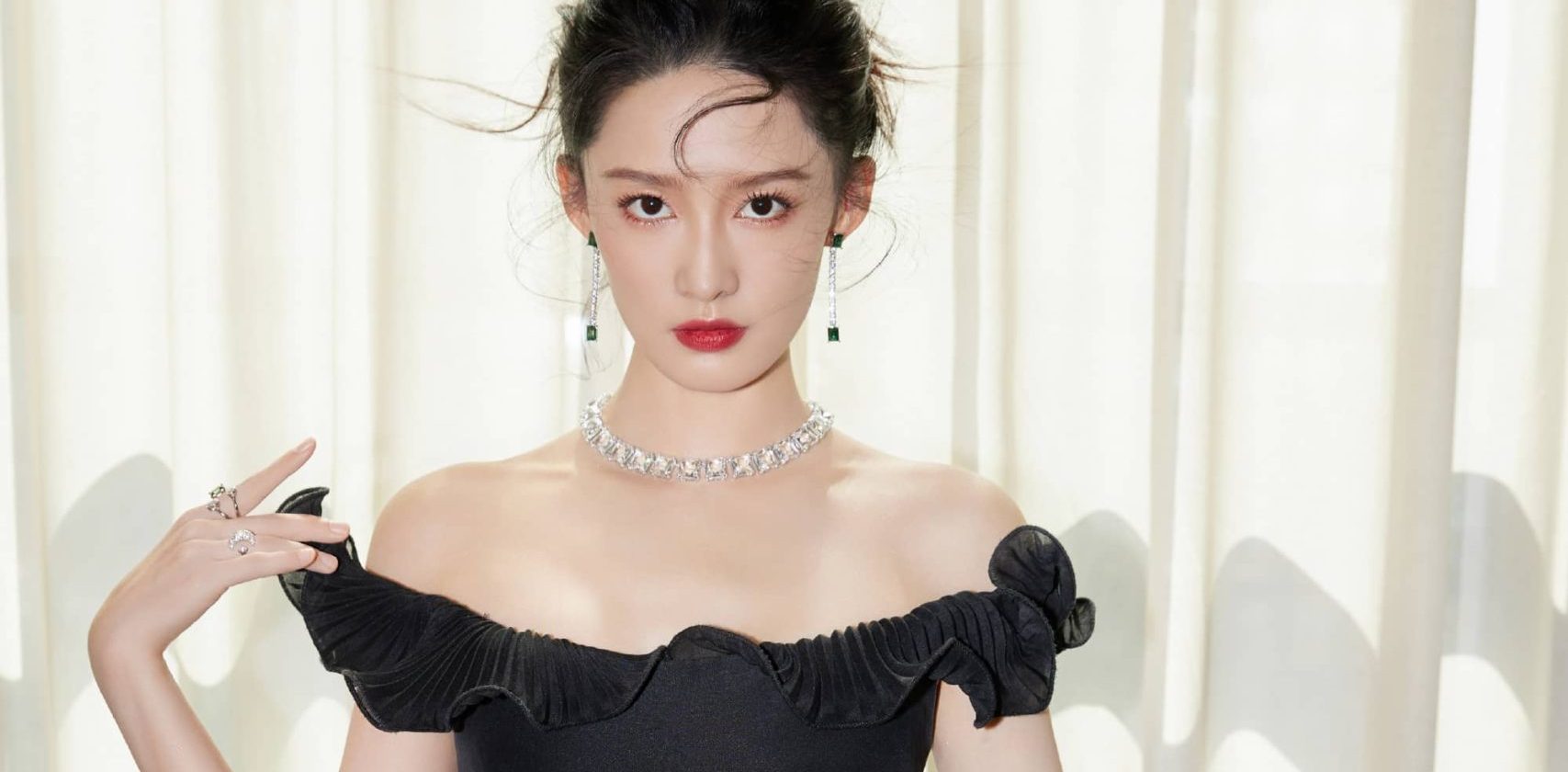 李沁的一组黑色礼服裙造型，大气迷人