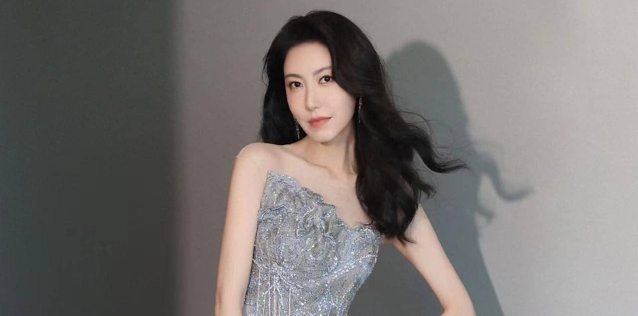 高露银色礼裙，璀璨鎏光，银河入梦