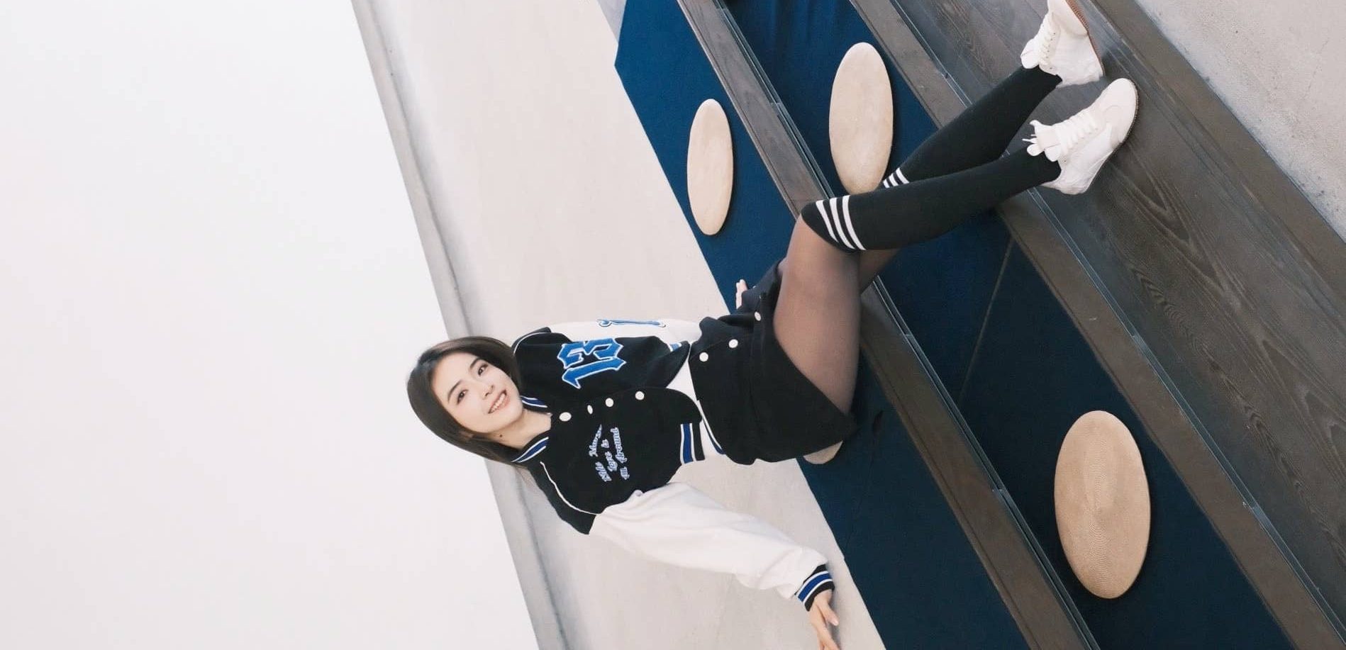 余霜丝袜妆造街拍，穿出少女感