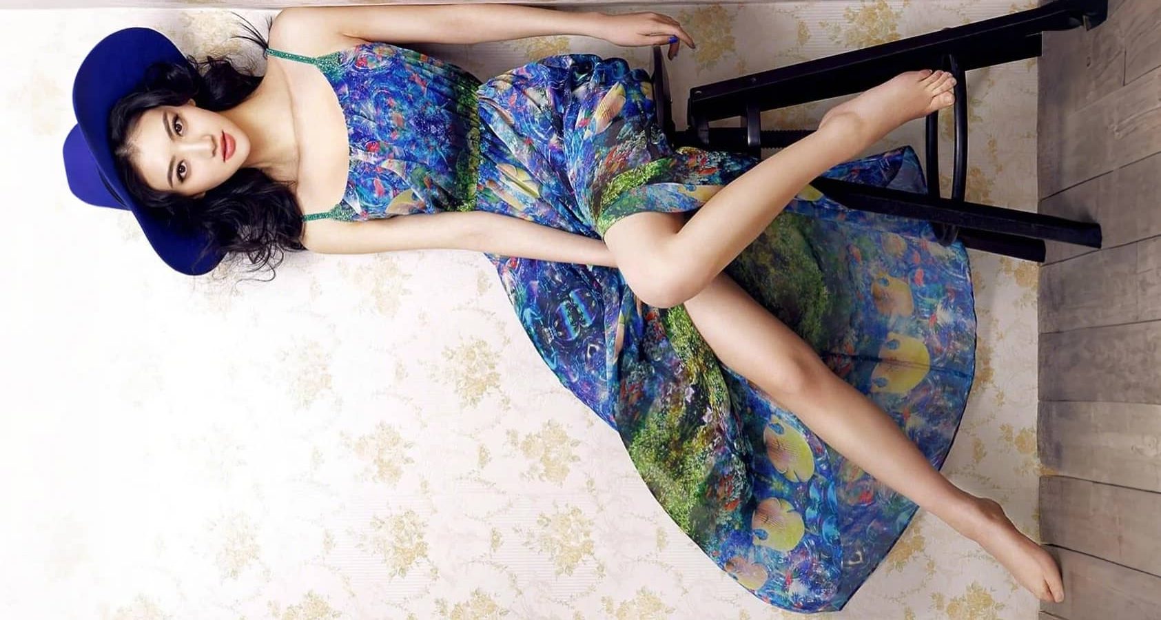景甜光脚丫妆造壁纸