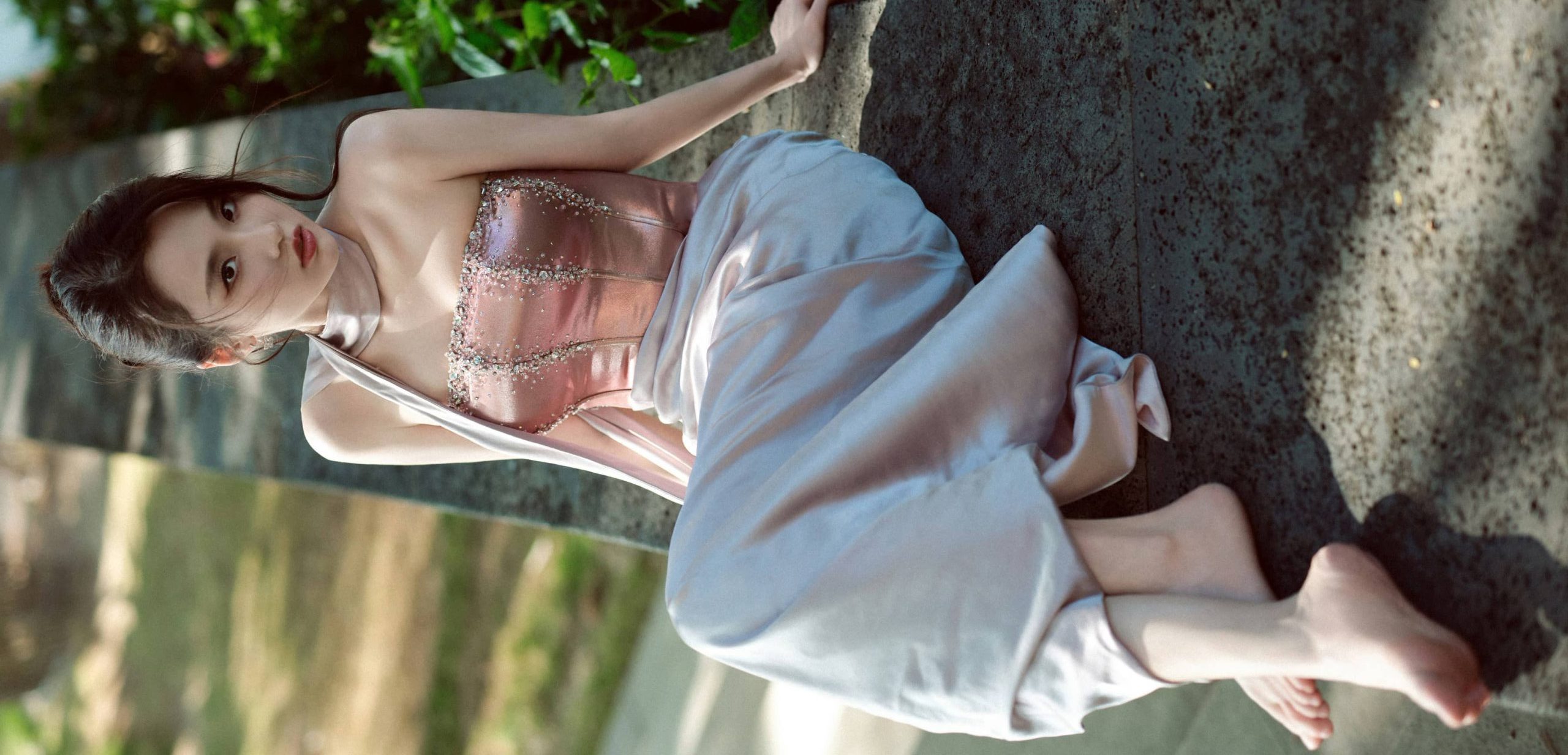 张慧雯壁纸：光脚丫少女感