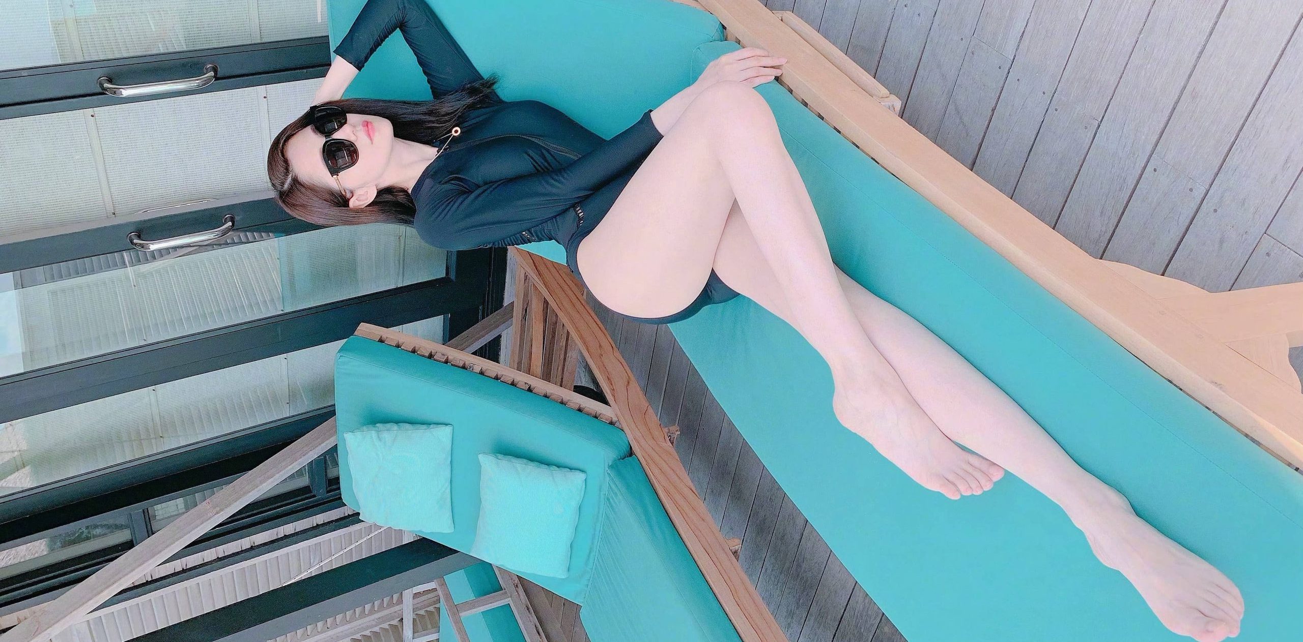 蓝心妍，连体泳装大长腿