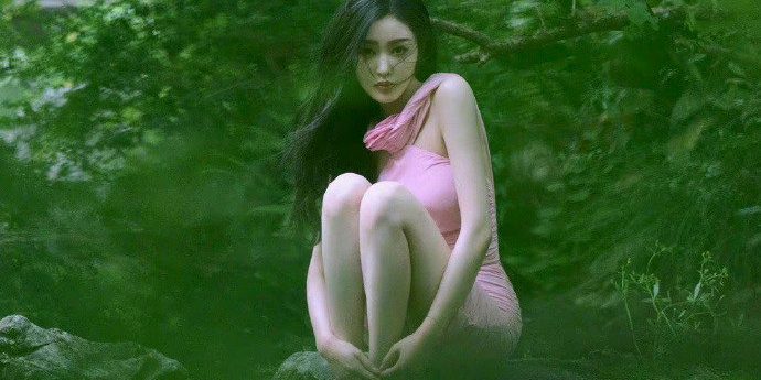 张天爱粉色穿搭大片