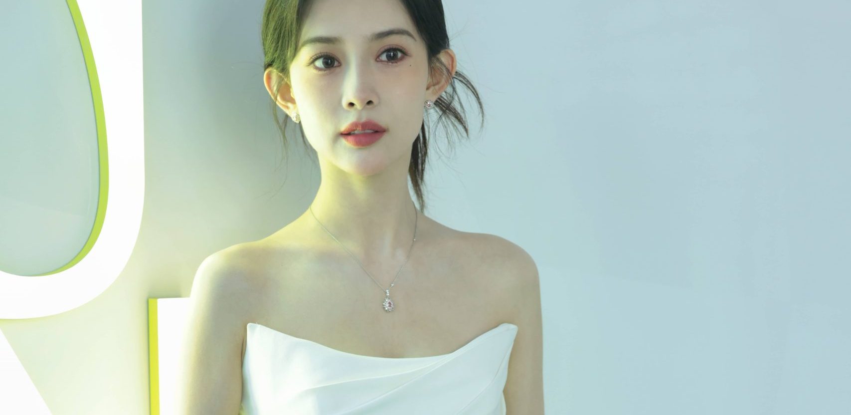 孟子义，灵珠明媚，典雅若兰