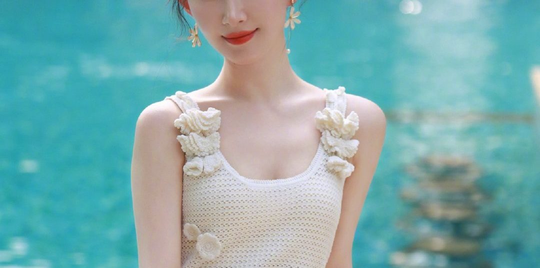 舒畅，夏日白色长裙的温柔