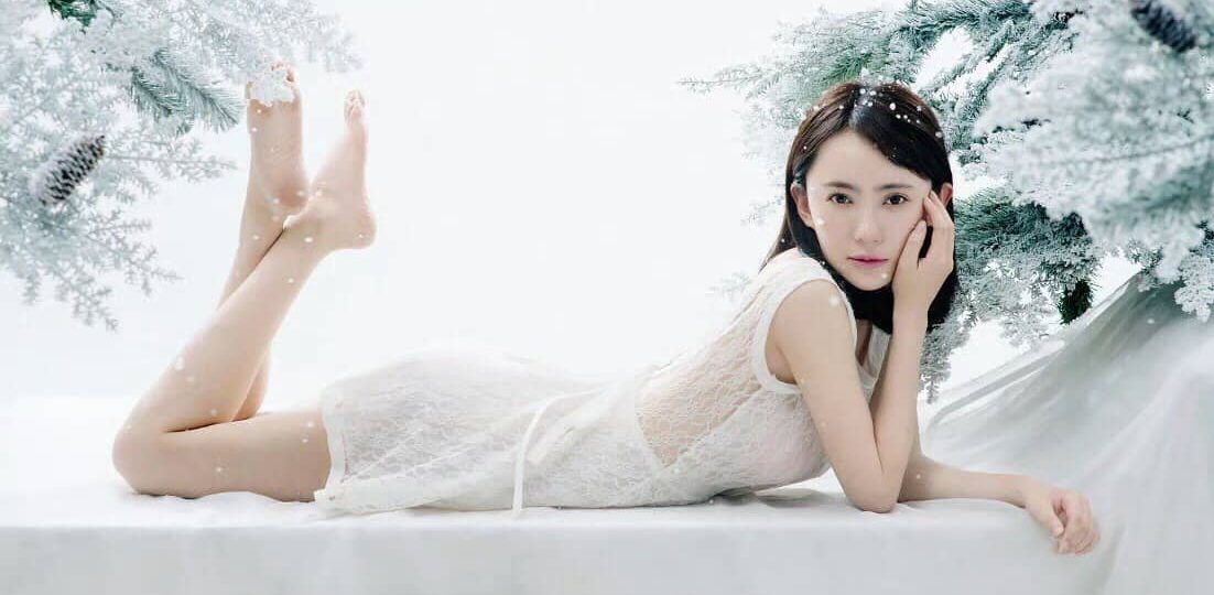 刘萌萌壁纸：光脚美腿美图集