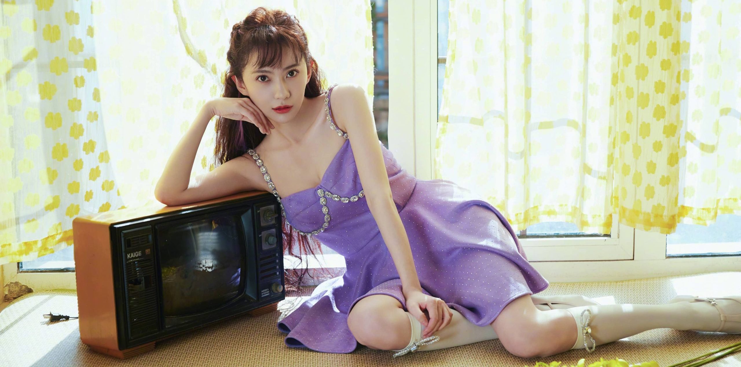 刘萌萌壁纸：丝袜妆造的诺澜姐姐