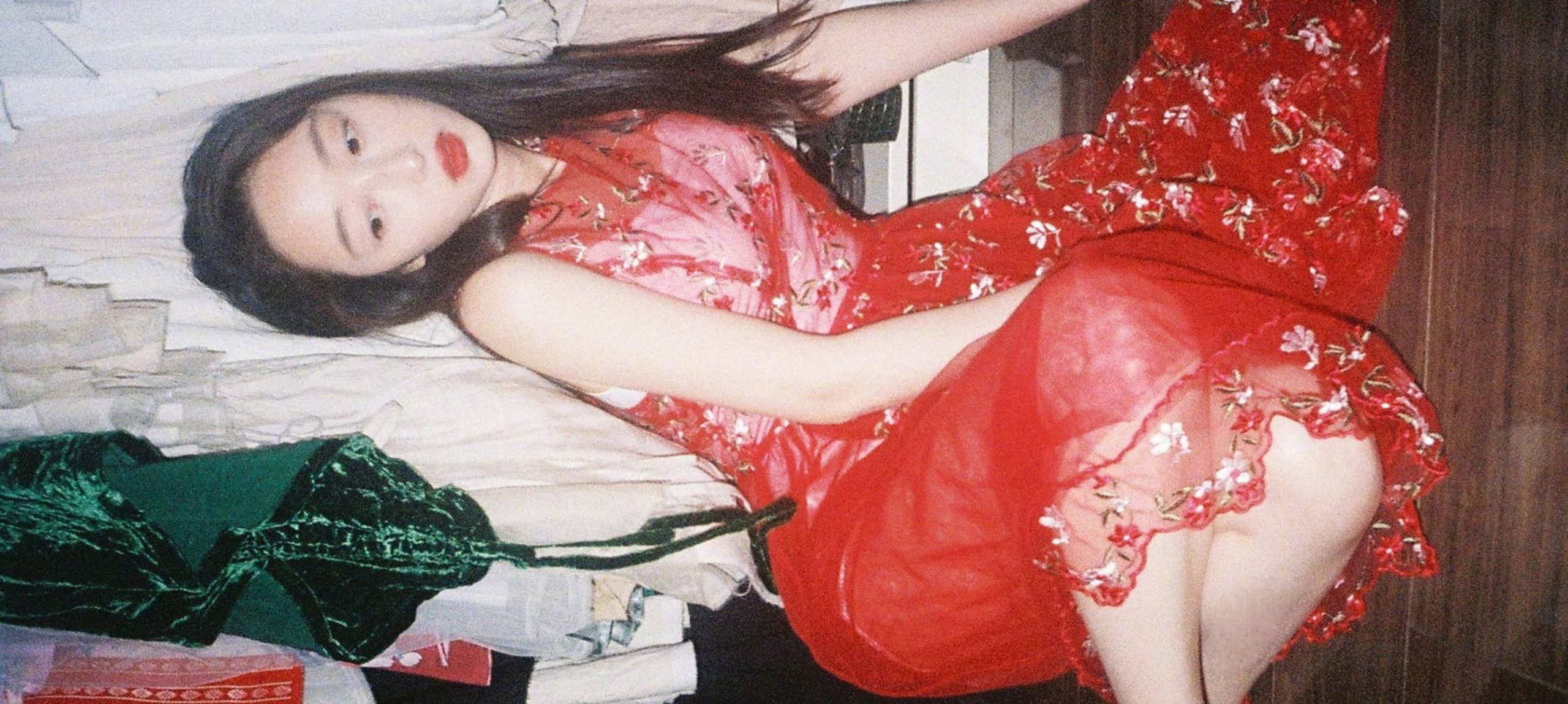 蒋梦婕秋日私服穿搭，穿红纱裙的小仙女