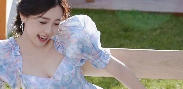 虞书欣小姐姐的碎花裙，浪漫美拍甜美怡人