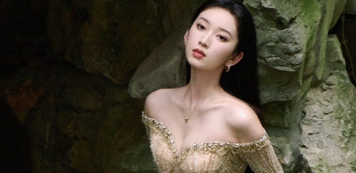 刘令姿金色V领抹胸长裙玲珑曼妙