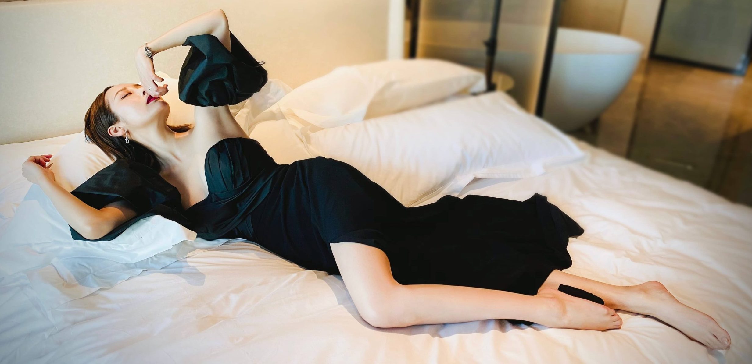李纯光脚丫妆造美图集