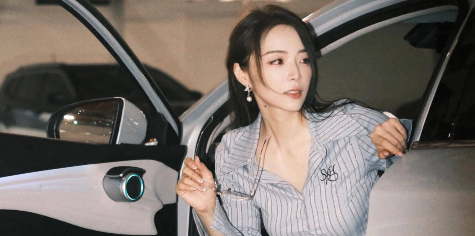 余霜地下车库随拍美照，戴无框眼镜御姐感十足