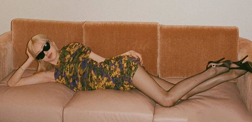 朴彩英，一组丝袜妆造美图集