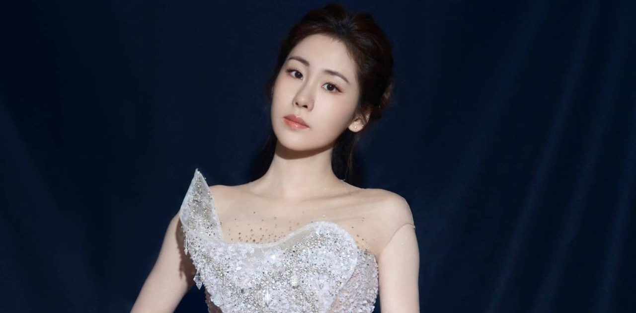 张碧晨抹胸纱裙妆造