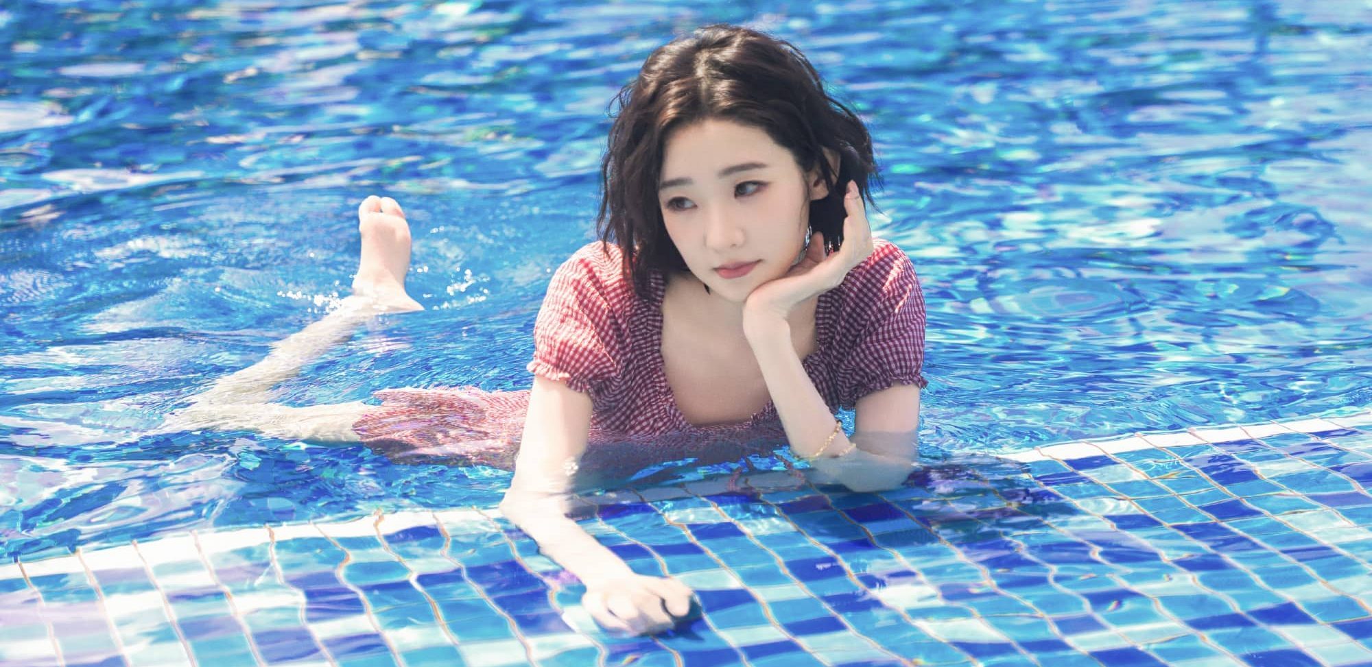 张艺凡光脚丫妆造精选