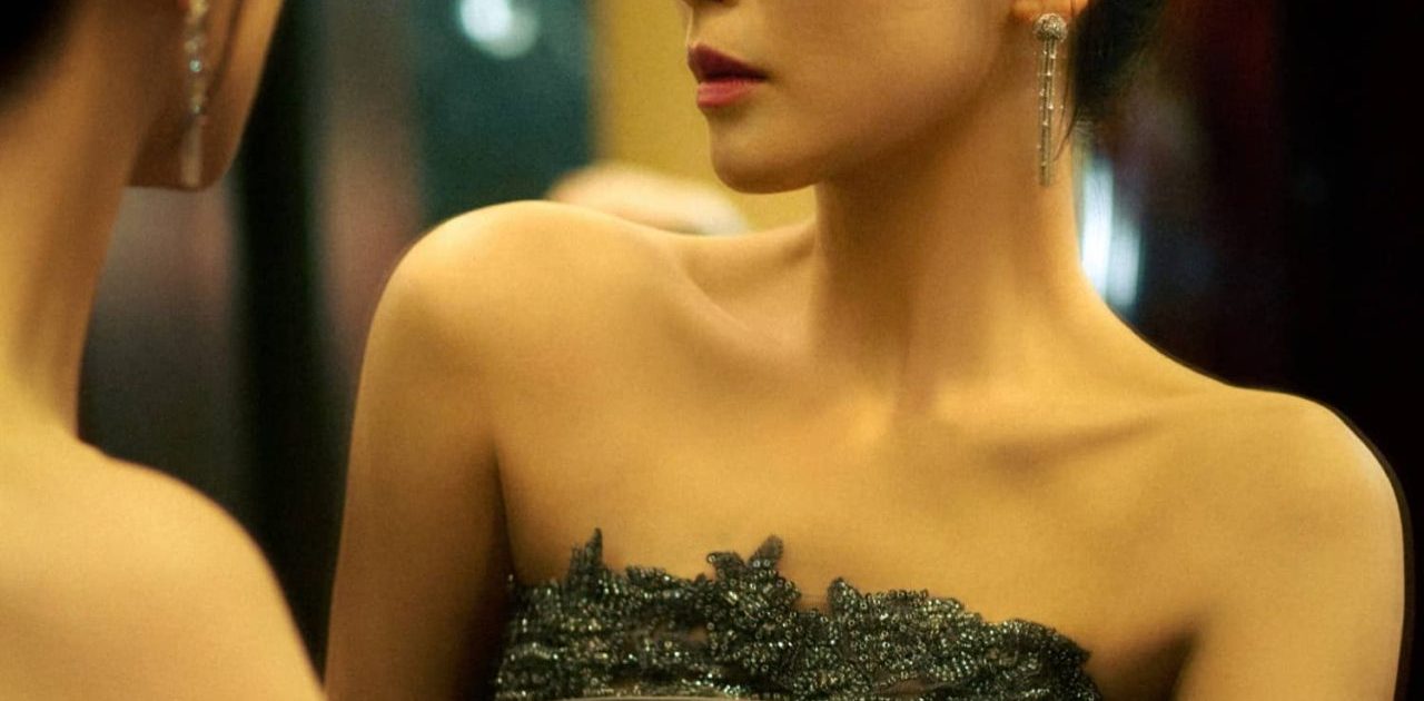 刘涛墨色抹胸蕾丝裙，披翼羽绽优雅悠然