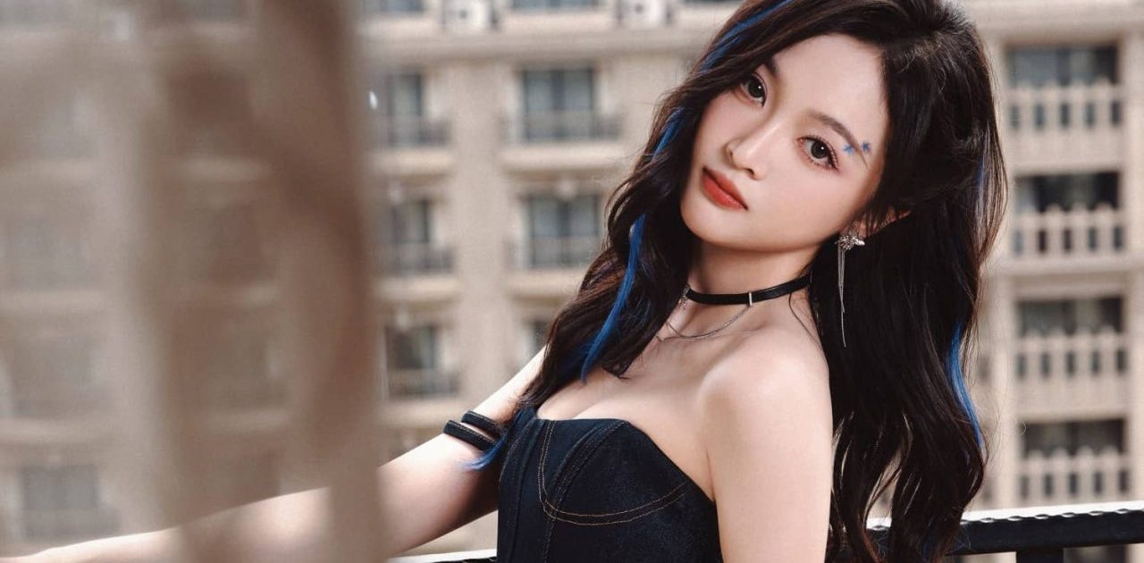 吴宣仪黑色抹胸短裙，炽热明艳，摩登浪漫