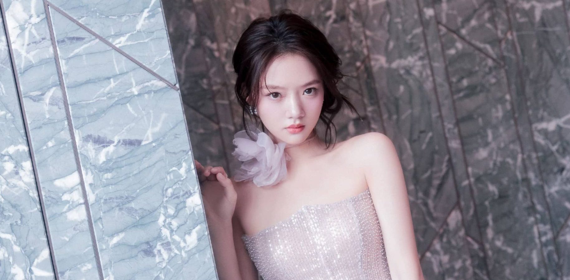 任敏的妆造型真好看，淡粉短裙旖旎烂漫