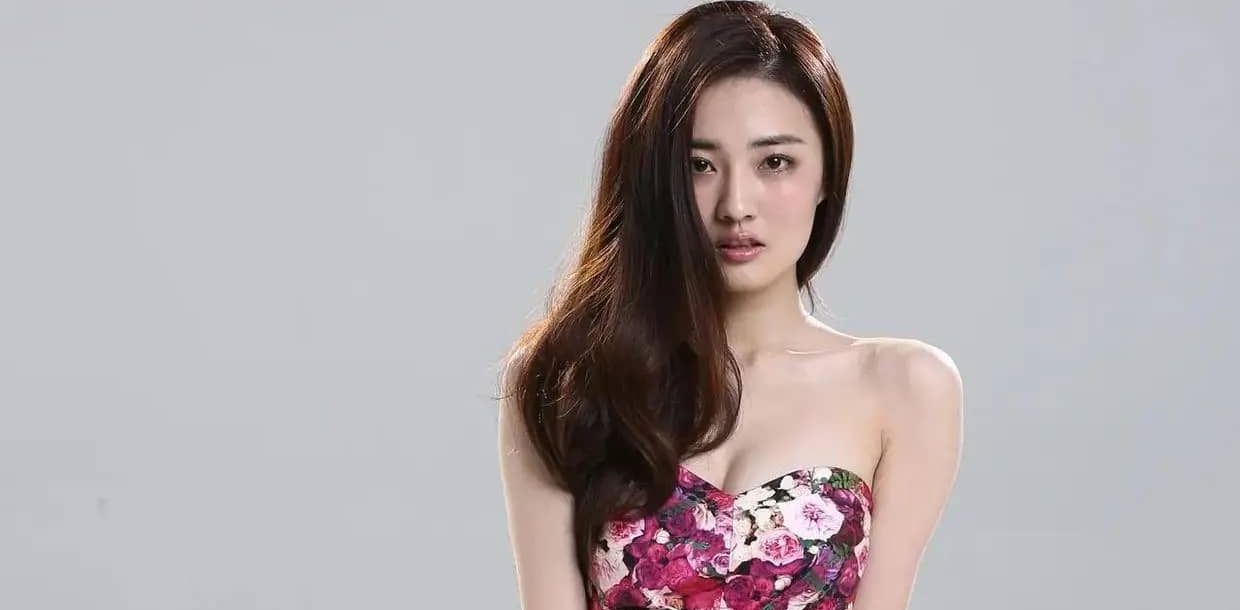 徐璐，高跟碎花抹胸裙定妆美照