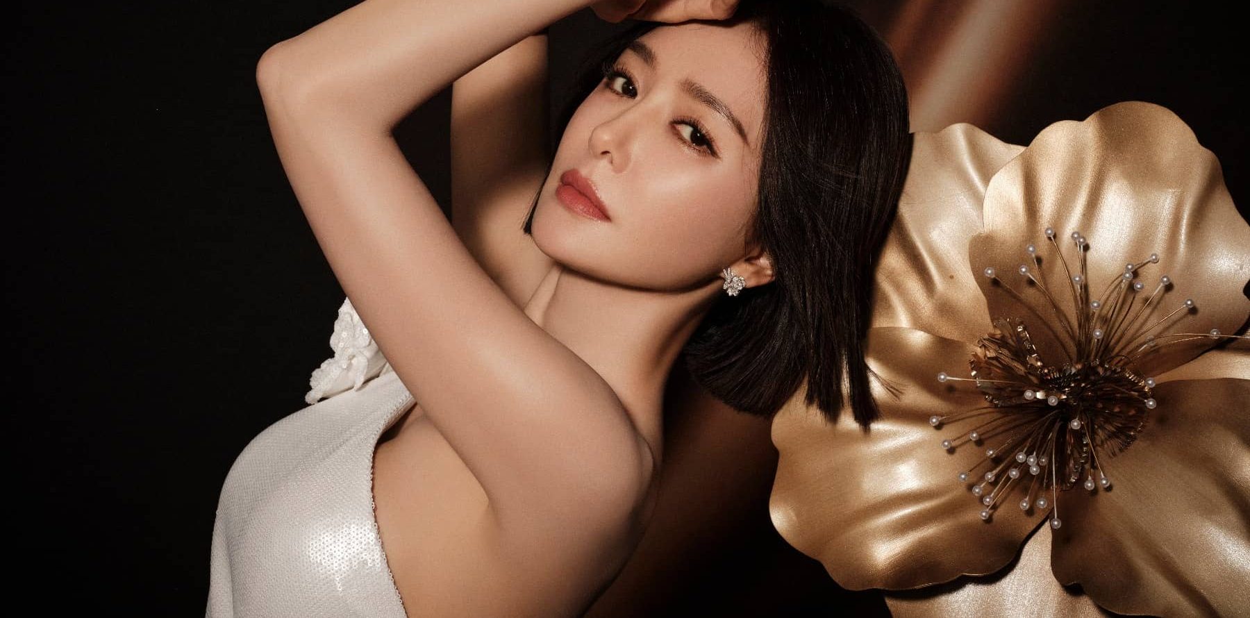 秦岚白色斜肩花朵裙婀娜姿态