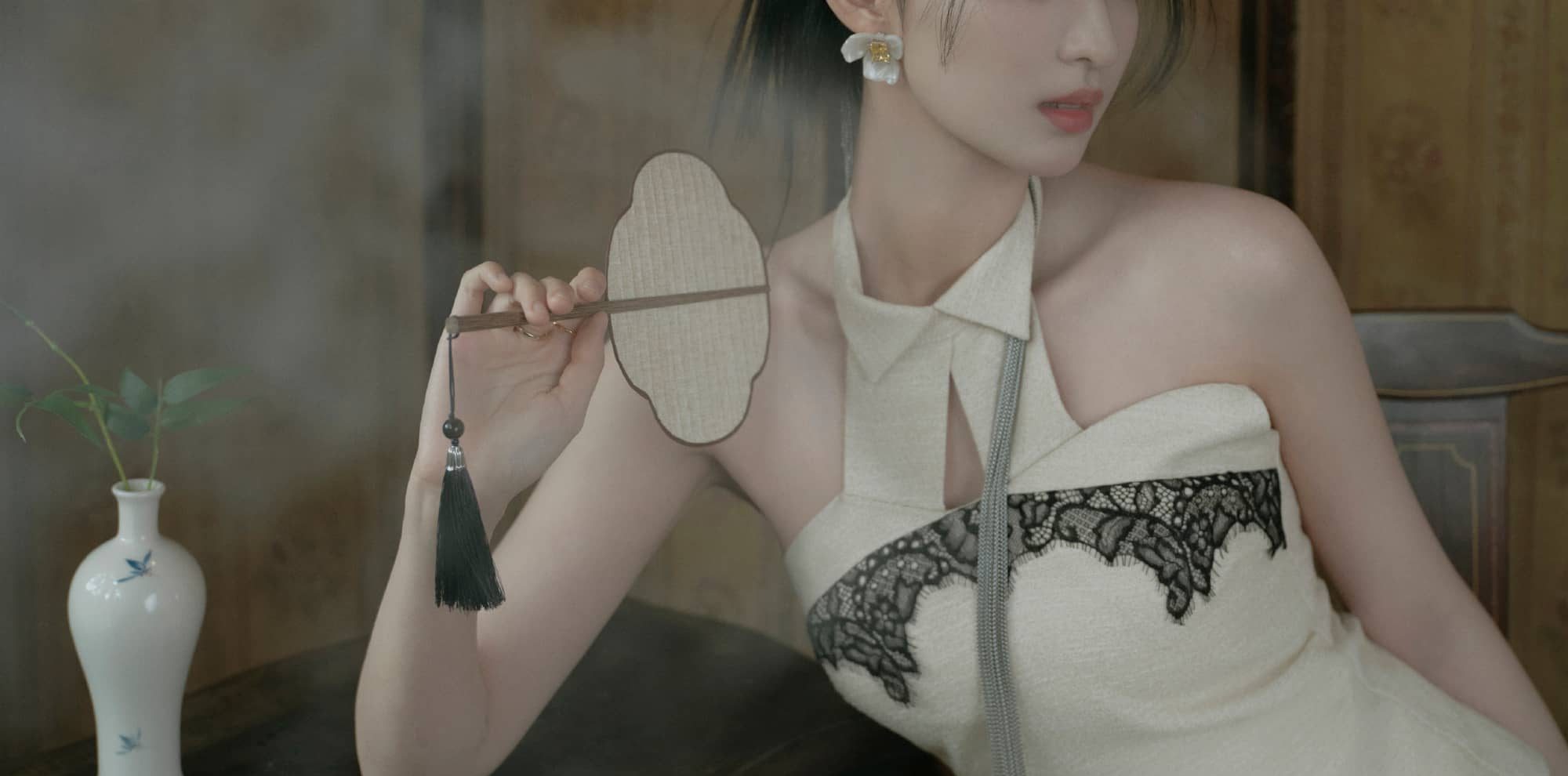 王楚然柳眠棠白裙唯美，盈盈持扇而来