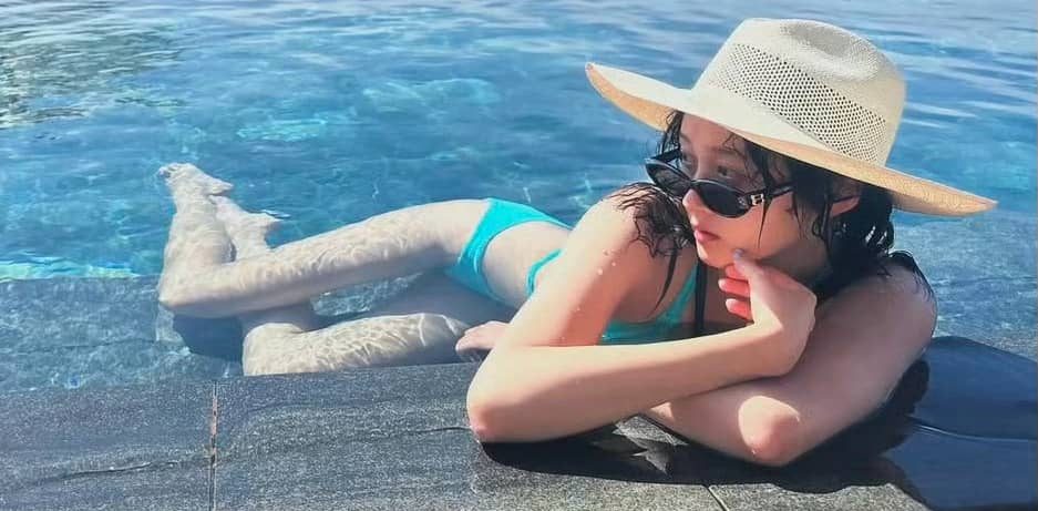 关晓彤泳装，关晓彤浮潜好长的腿