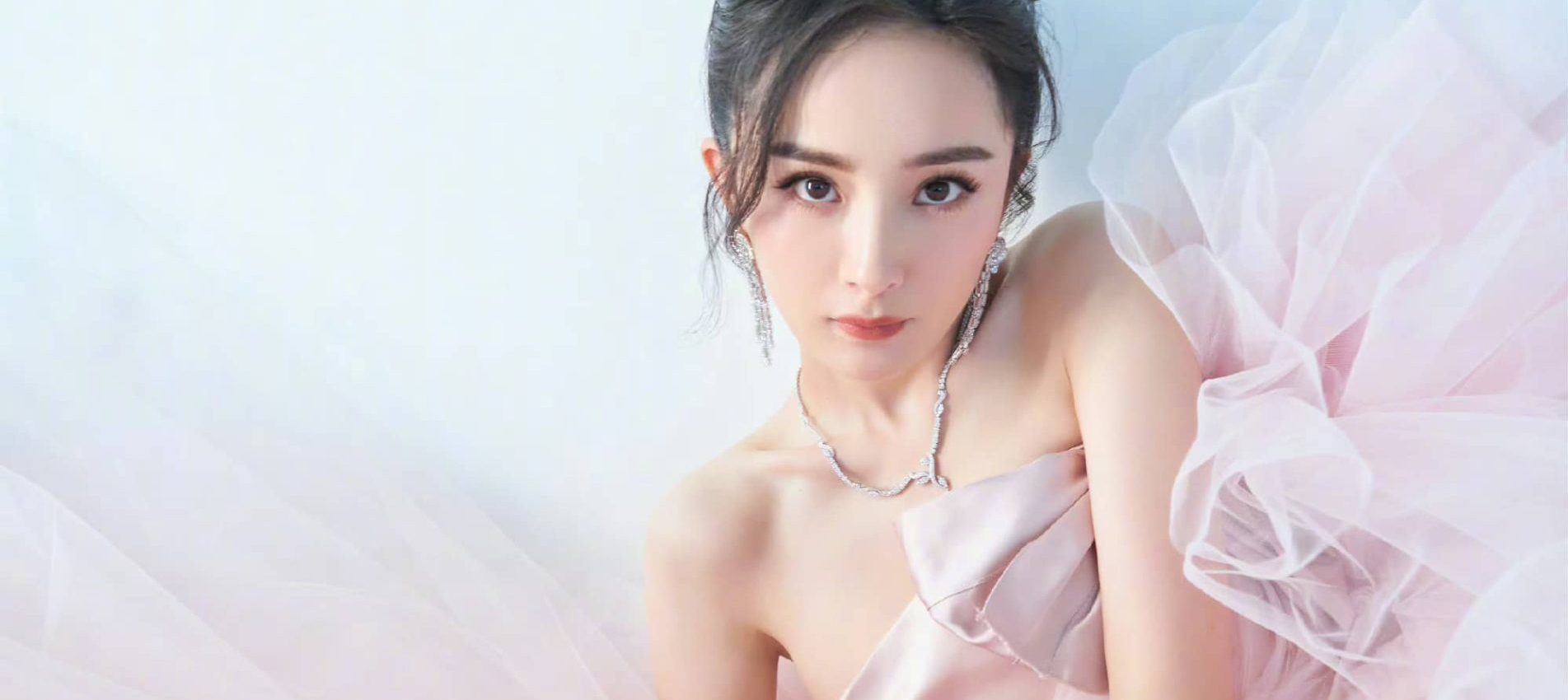 杨幂仙女气息，穿上公主的纱裙，诠绎粉色的童话浪漫