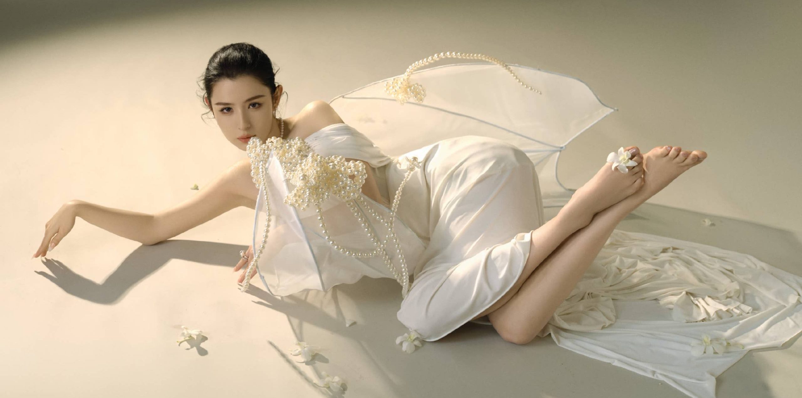 哈妮克孜：浪漫白裙，花香悠然梦境迷幻