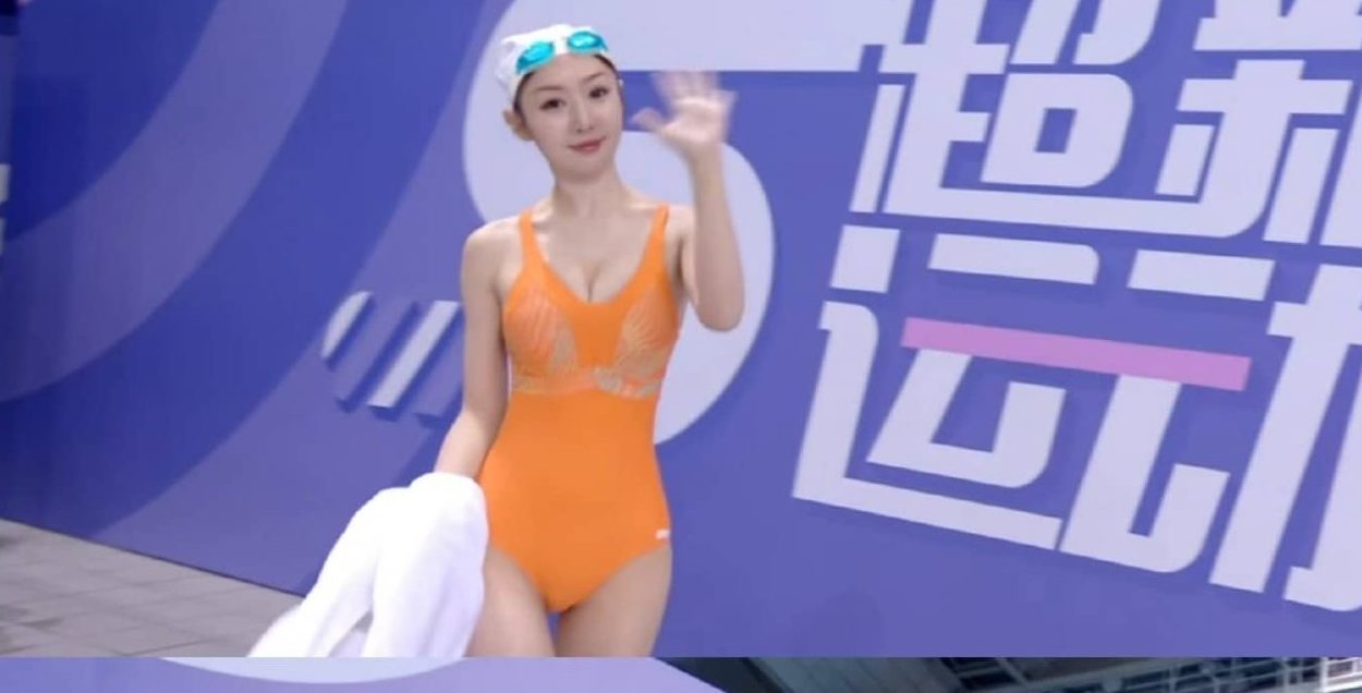 演员上淇，柚色泳装