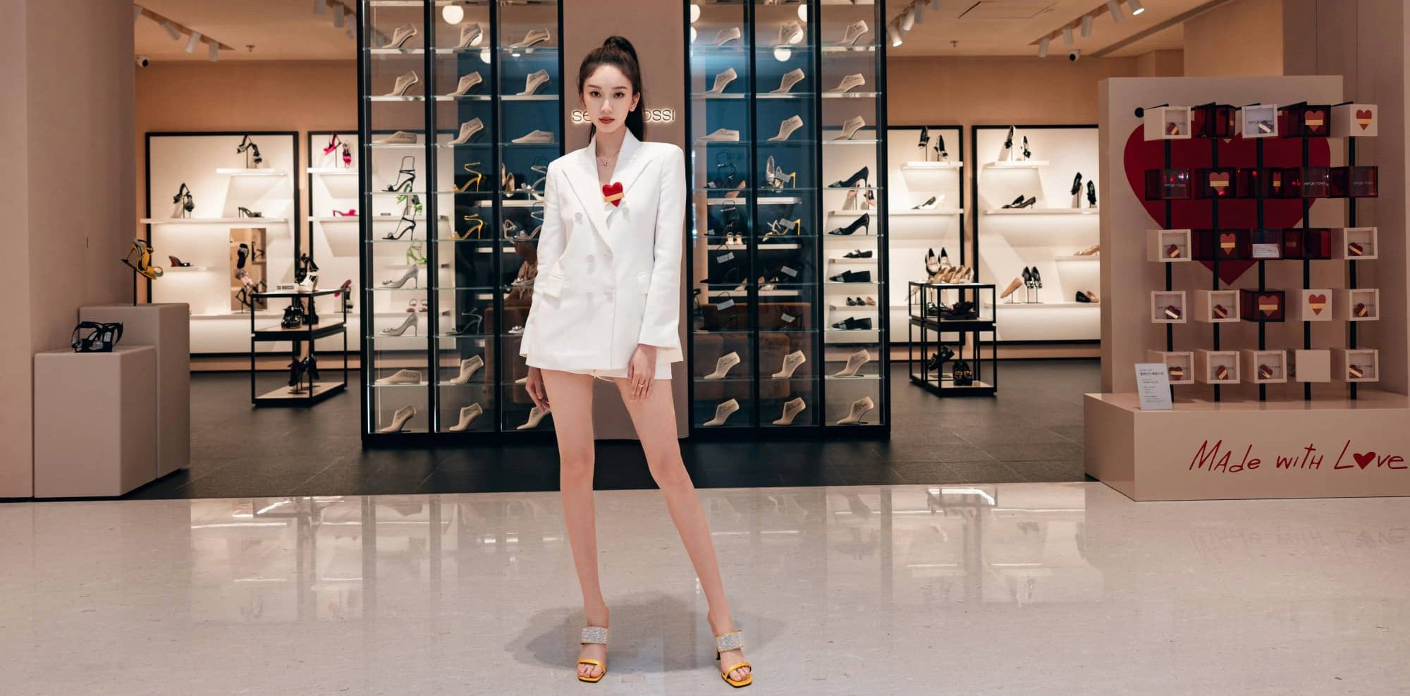 刘令姿，白色西装裙大长腿，确实亮眼