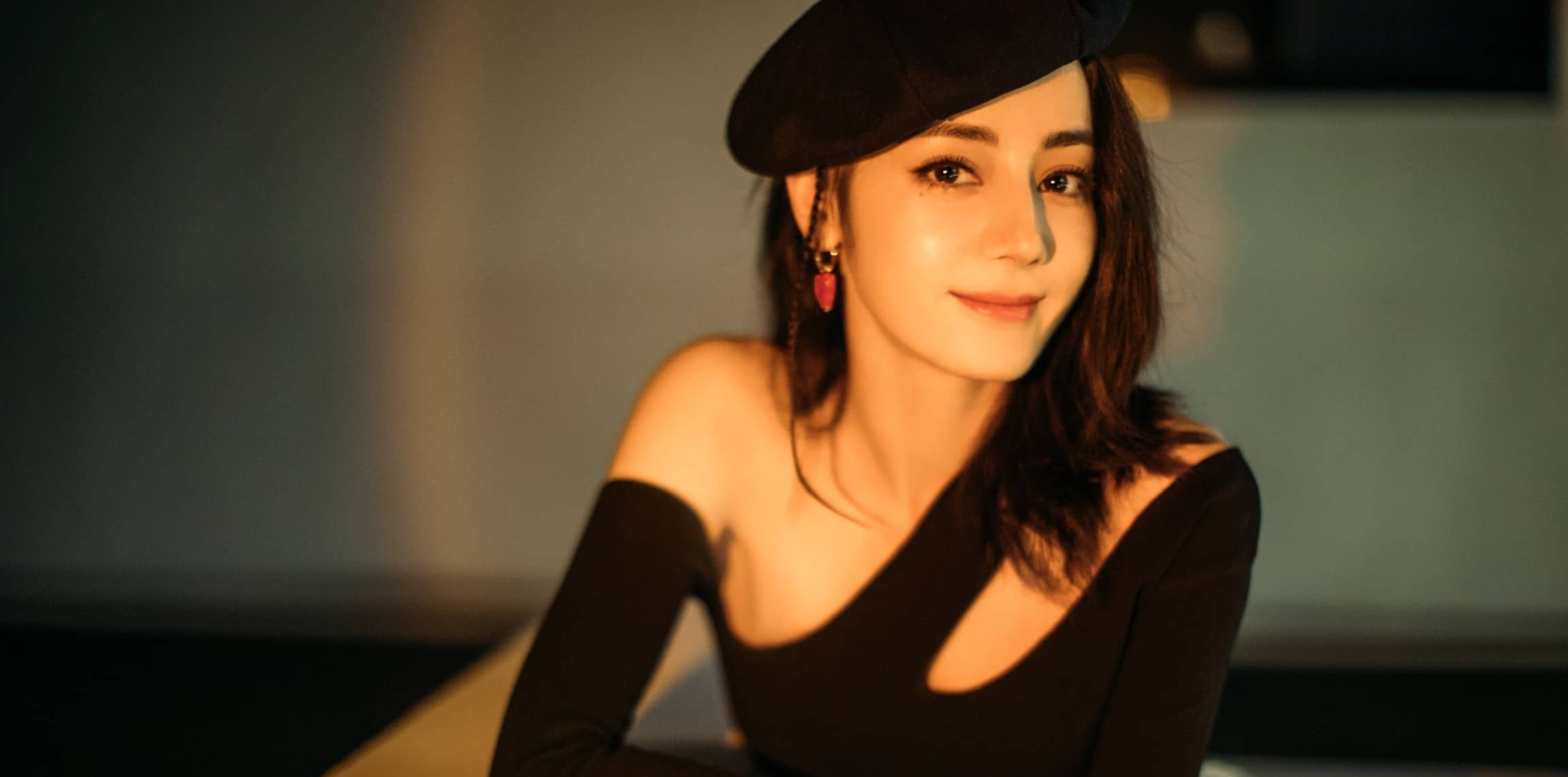 迪丽热巴，单肩黑色短裙，异域风情满满