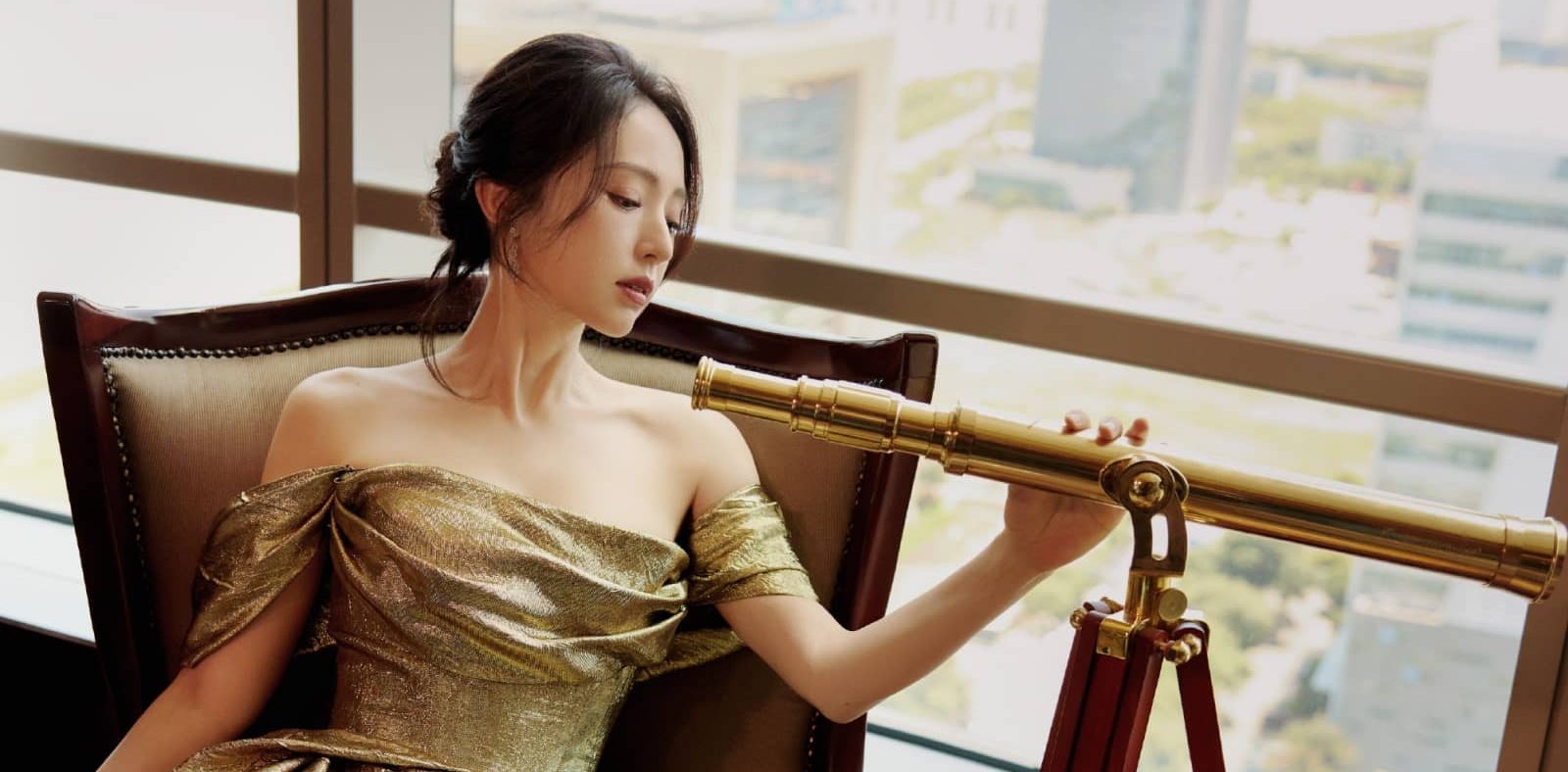 董璇：金色的浪漫，太有成熟韵味了