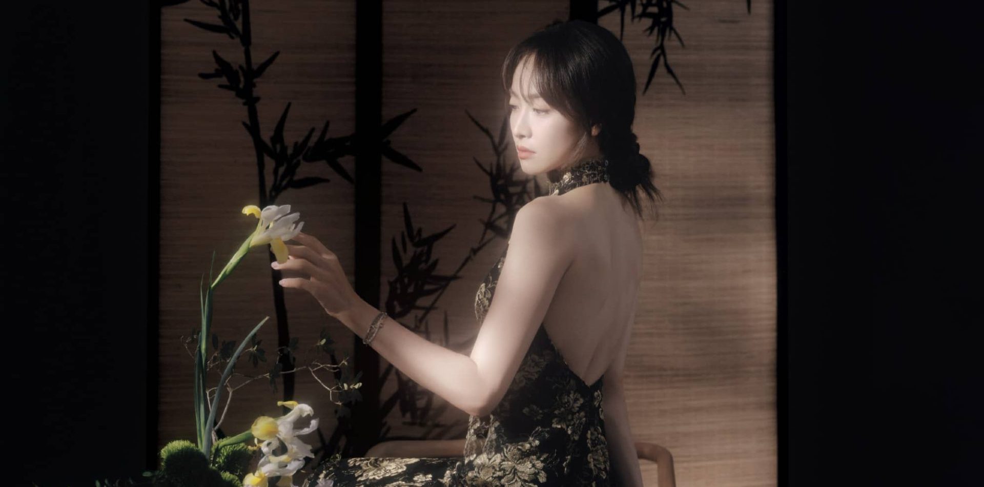 宋茜露背旗袍，澄月凌空，舒展怡人