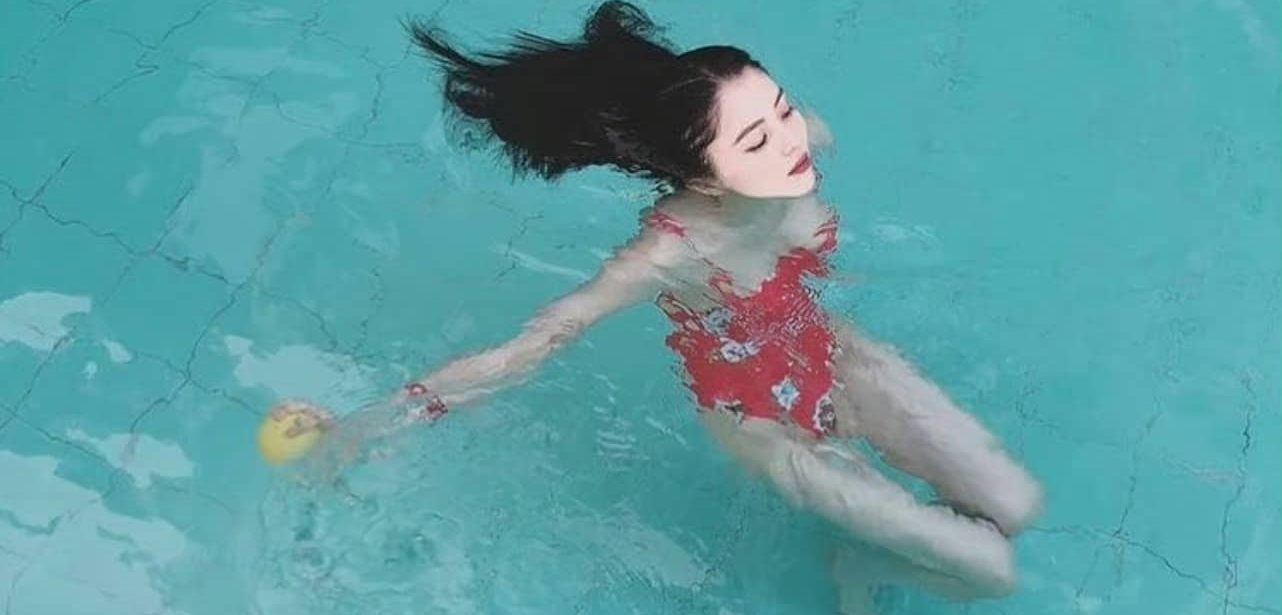 韩素希，泳装穿搭美图集