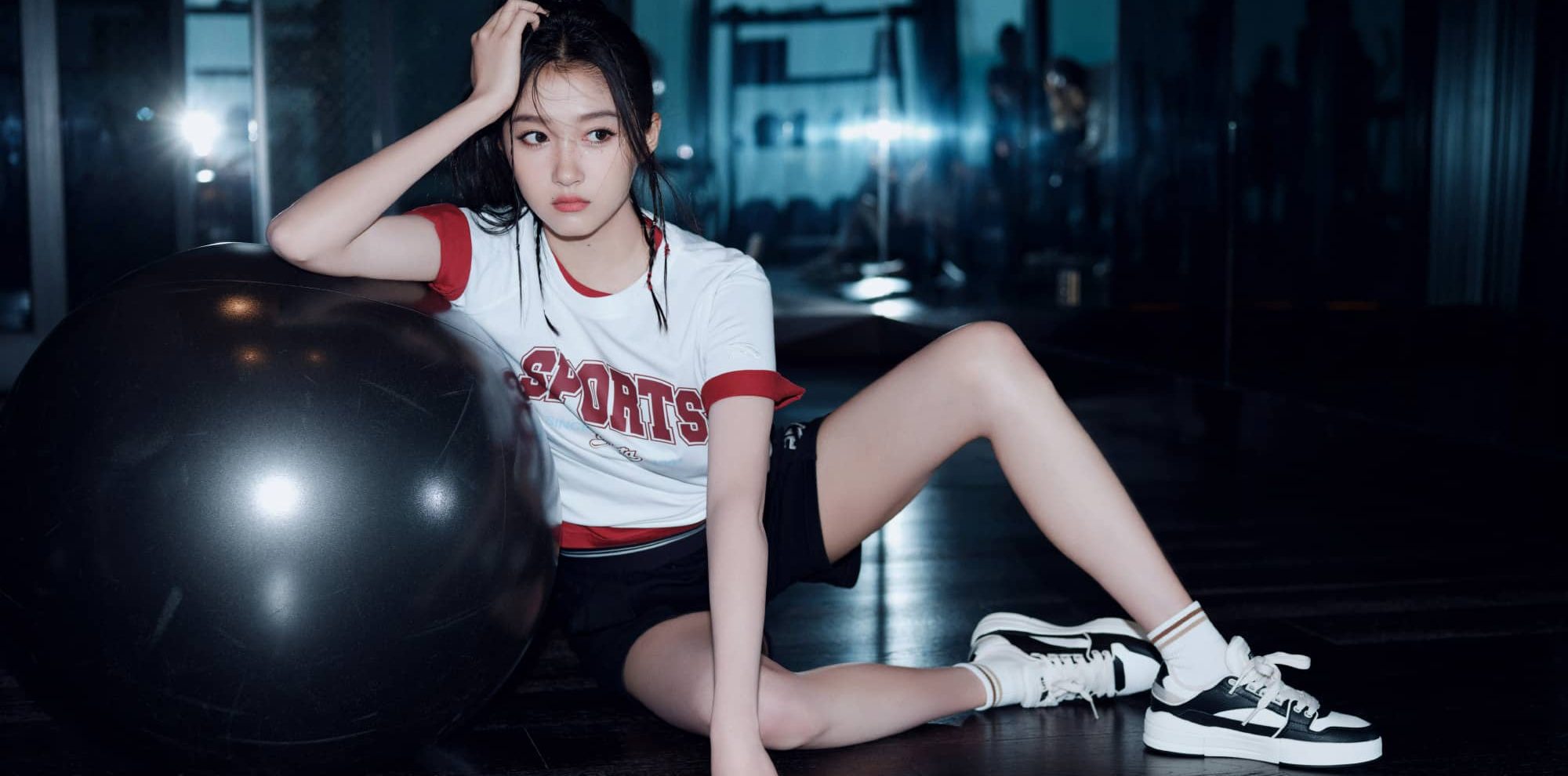 关晓彤湿发运动穿搭大片，大长腿小姐姐健康又美丽