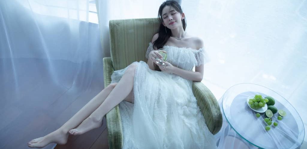 古力娜扎仙气美图集：轻盈纱裙，神秘又美丽