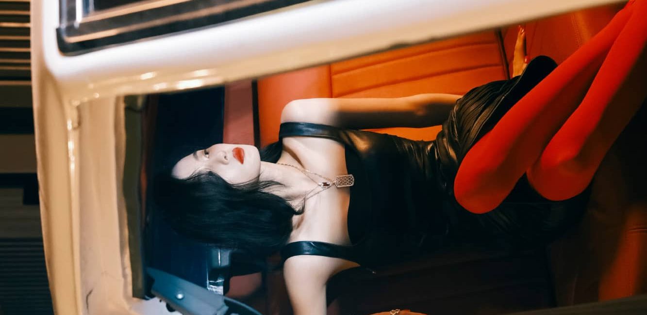 刘诗诗暗黑柔美丝袜穿搭