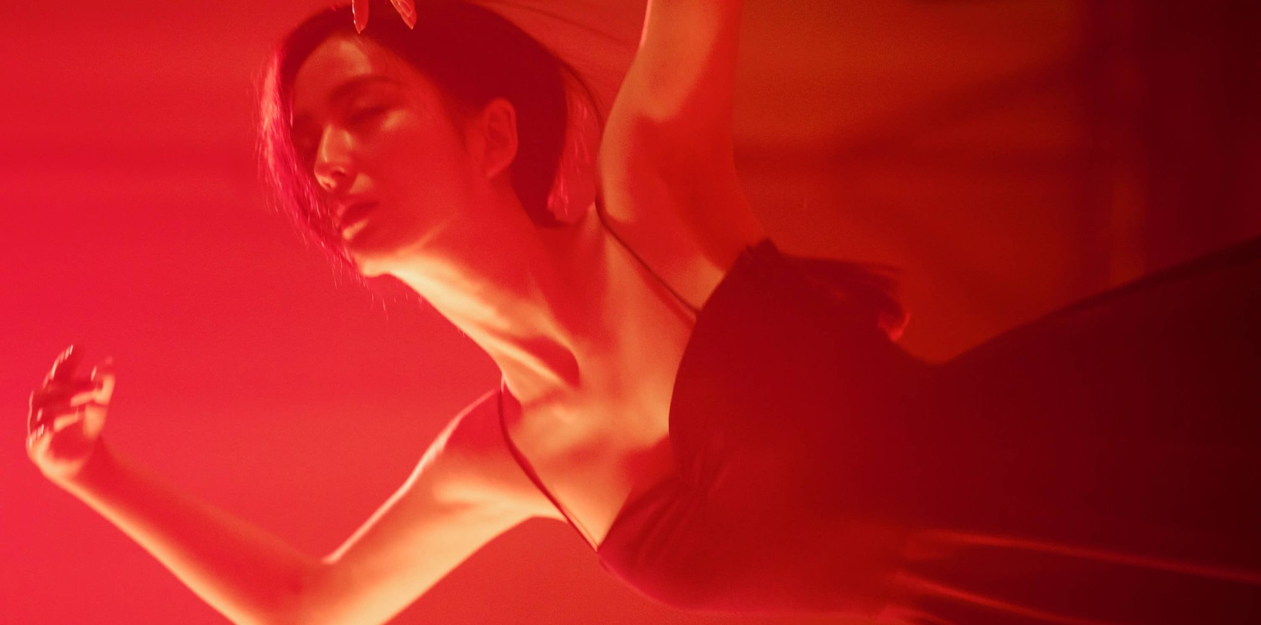 佟丽娅，热烈浪漫的红色吊带裙