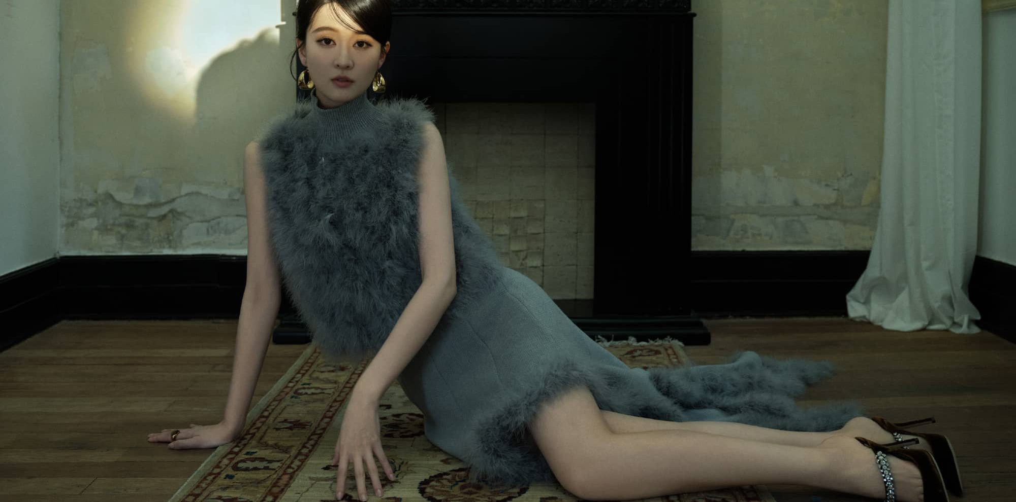 乔欣，穿毛绒长裙秀大长腿，姐姐身材真优越