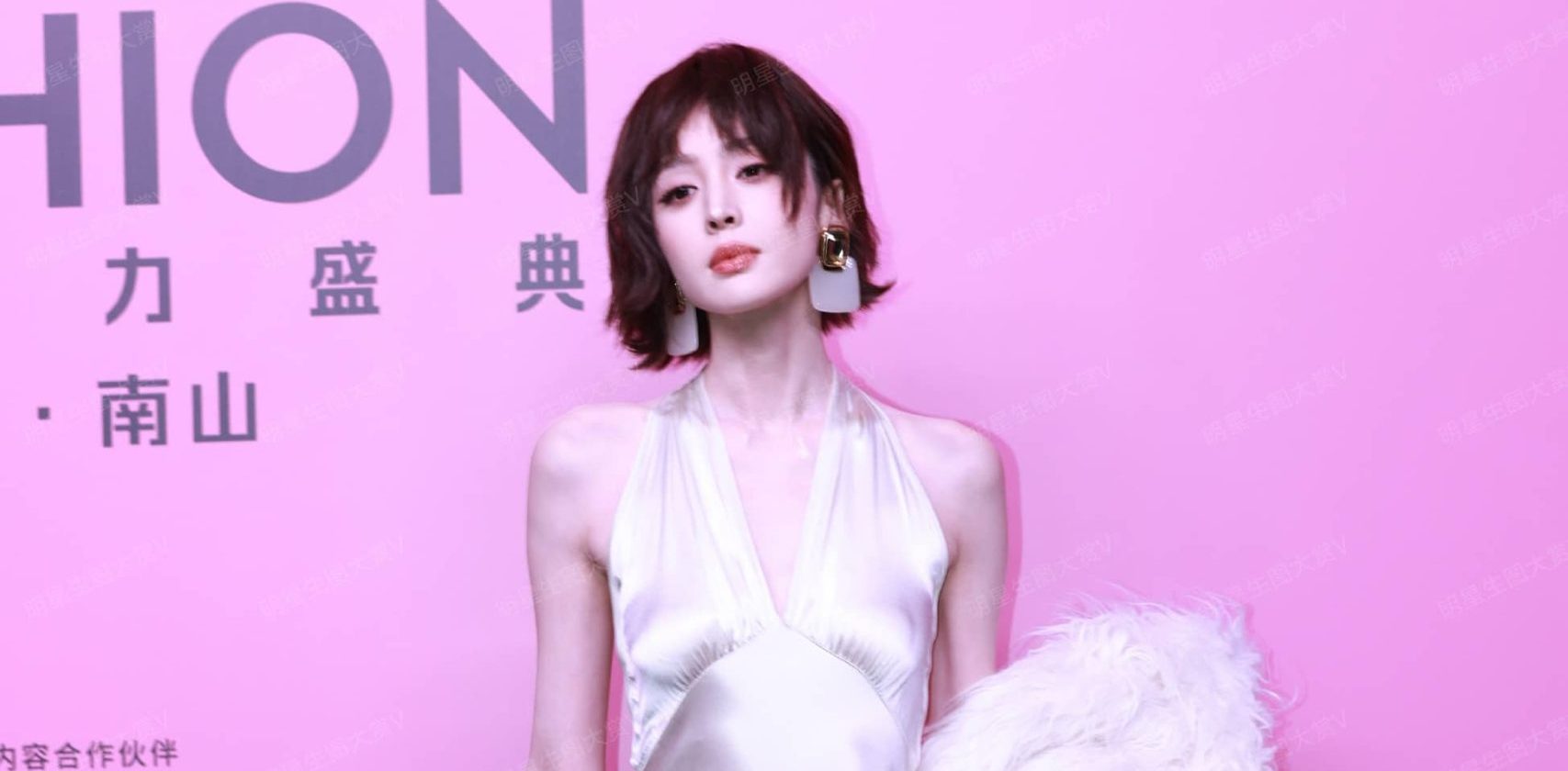 古力娜扎：短发红唇，一袭白裙婀娜多姿