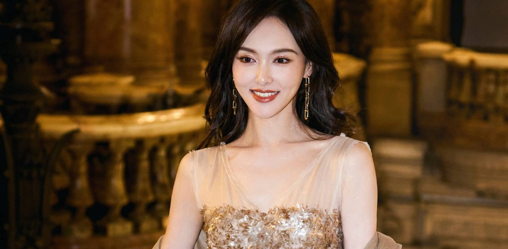 唐嫣，一袭金色抹胸礼服，笑语嫣然，甜美在线